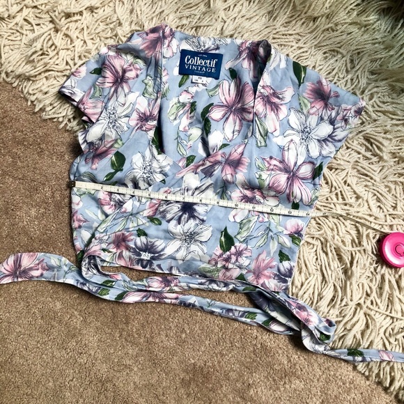 Retro Floral Wrap Crop Blouse - Picture 3 of 4